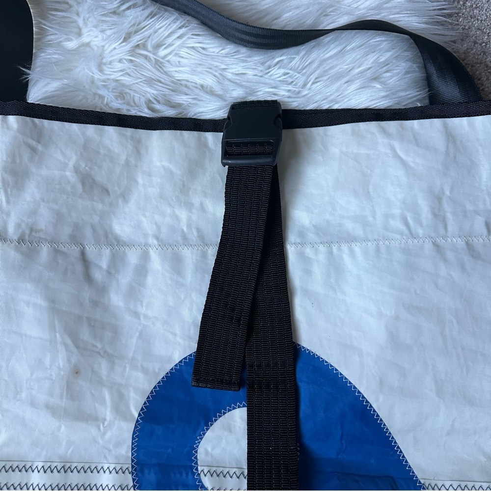 Klein & More Design 360 Sailboat Recycled Large Crossbody Bag White/ Blue - Picture 4 of 14